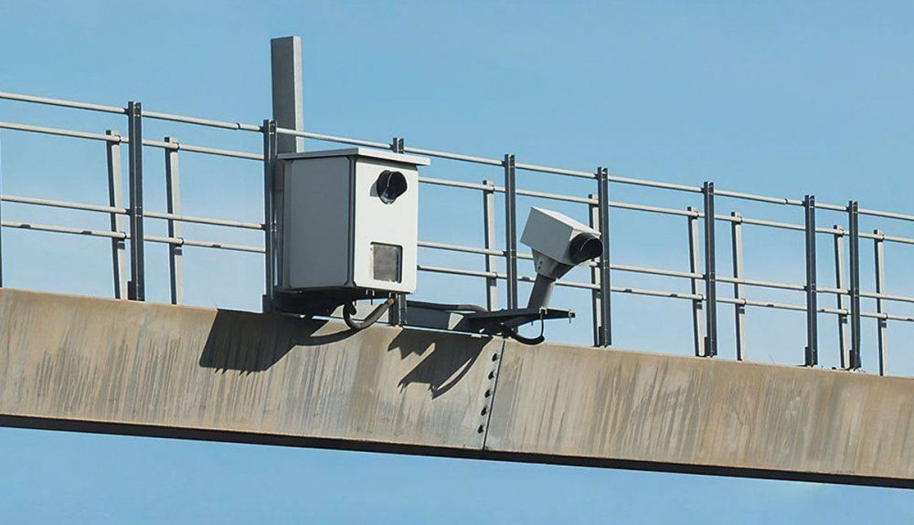 Imagen de un radar fijo de pórtico Foto DGT Imagen de un radar fijo de pórtico Foto DGT