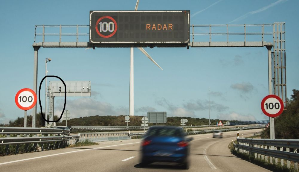 Así puedes identificar y conocer si hay un radar detrás de un panel en una autopista o carretera Así puedes identificar y conocer si hay un radar detrás de un panel en una autopista o carretera